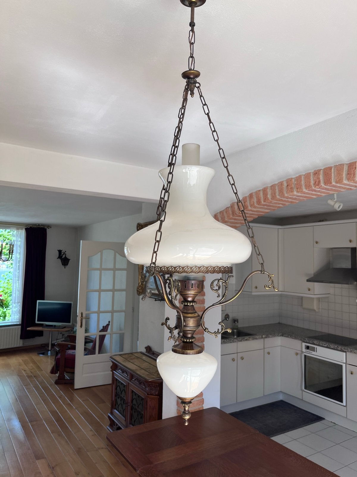 Antieke hanglamp met opaline glas en messing details, Antiek en Kunst, Antiek | Lampen, Ophalen