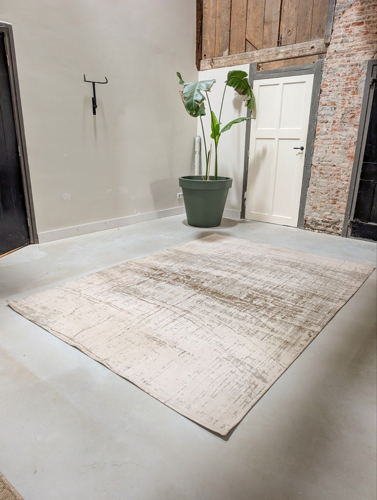 Louis De Poortere Vloerkleed 200x280 cm - Concrete Jungle, Grijs, 200 cm of meer, Ophalen of Verzenden, Zo goed als nieuw