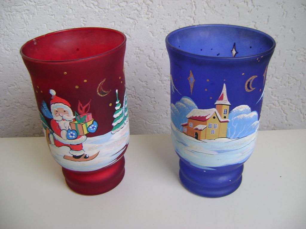 2glazen vazen /windlichten rood en blauw 20 ho kersttafereel, Diversen, Kerst, Ophalen of Verzenden, Zo goed als nieuw