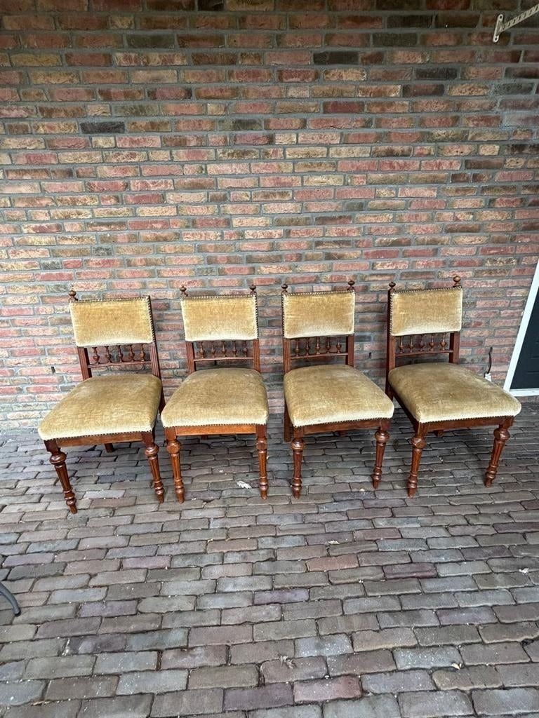 Antieke stoeltjes met vieze bekleding, Ophalen