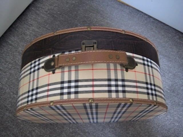 ' BURBERRY , OVAAL SET, REISKOFFER SIERRADEN OF HOEDENDOOS ,, Ophalen of Verzenden, Zo goed als nieuw, Leer, Minder dan 50 cm