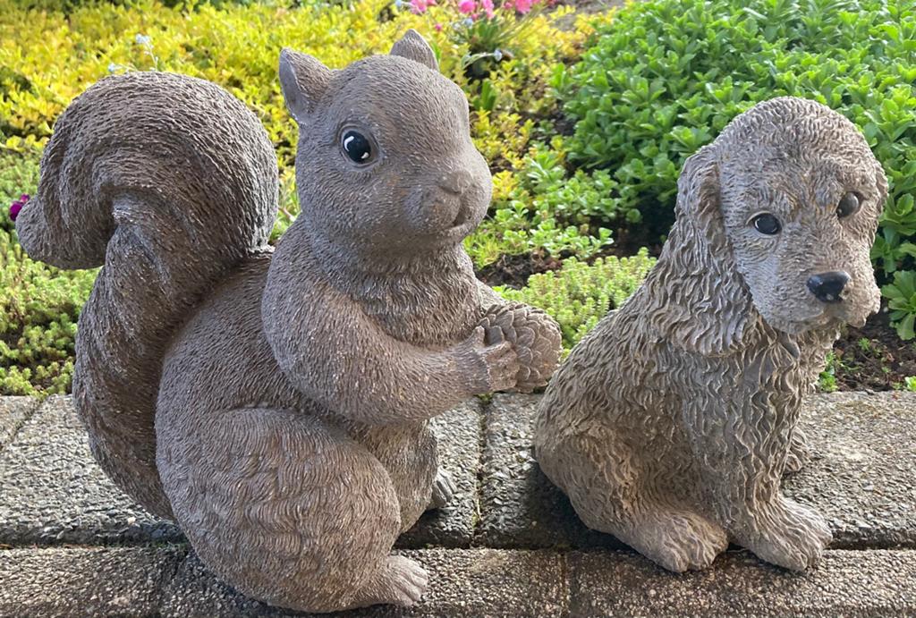 Leuke tuinbeelden eekhoorn en hondje, Tuin en Terras, Tuinbeelden, Ophalen, Gebruikt, Beton, Dierenbeeld