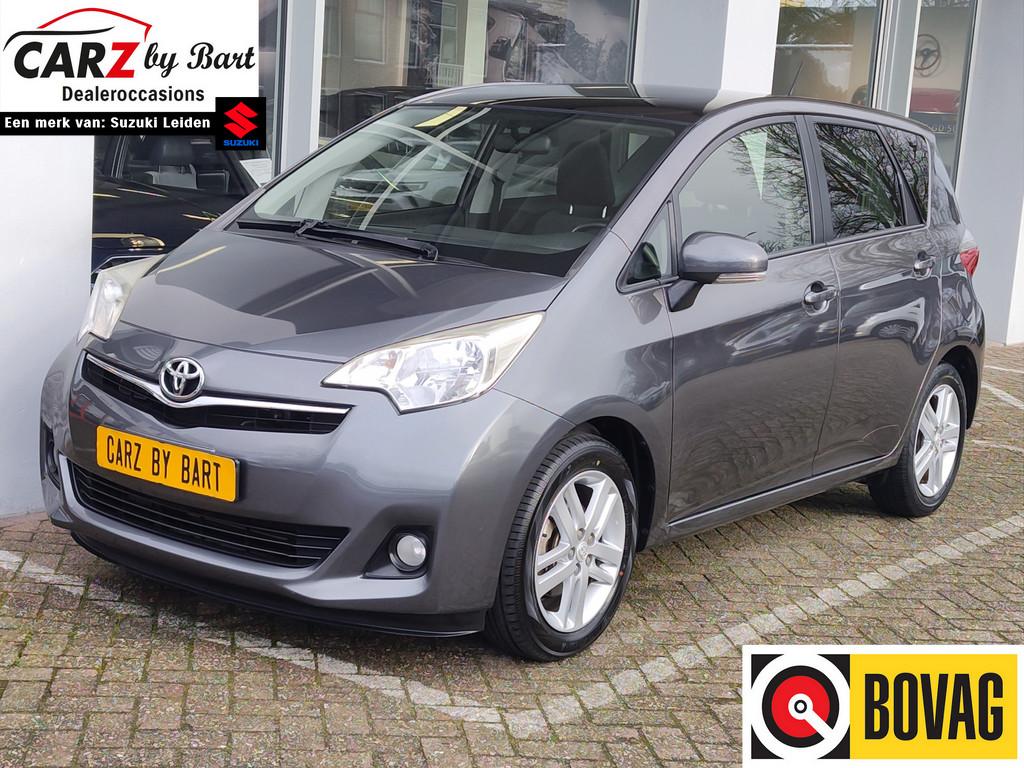 Toyota Verso-S 1.3 VVT-i ASPIRATION Panoramadak | Camera | H, Auto's, Toyota, Voorwielaandrijving, Stof, Gebruikt, Zwart