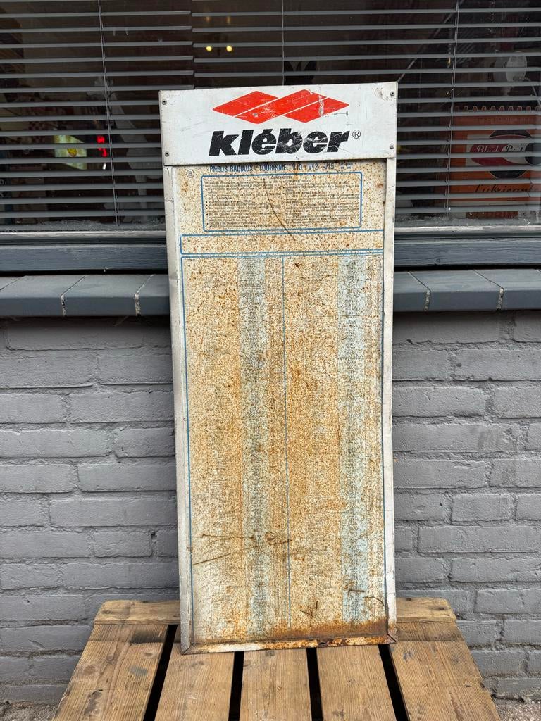 Vintage Kleber Banden Reclamebord - Roestig en Authentiek, Ophalen of Verzenden