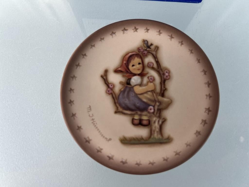 bordje 8 cm M.I. Hummel, Verzamelen, Beelden en Beeldjes, Verzenden, Zo goed als nieuw, Hummel