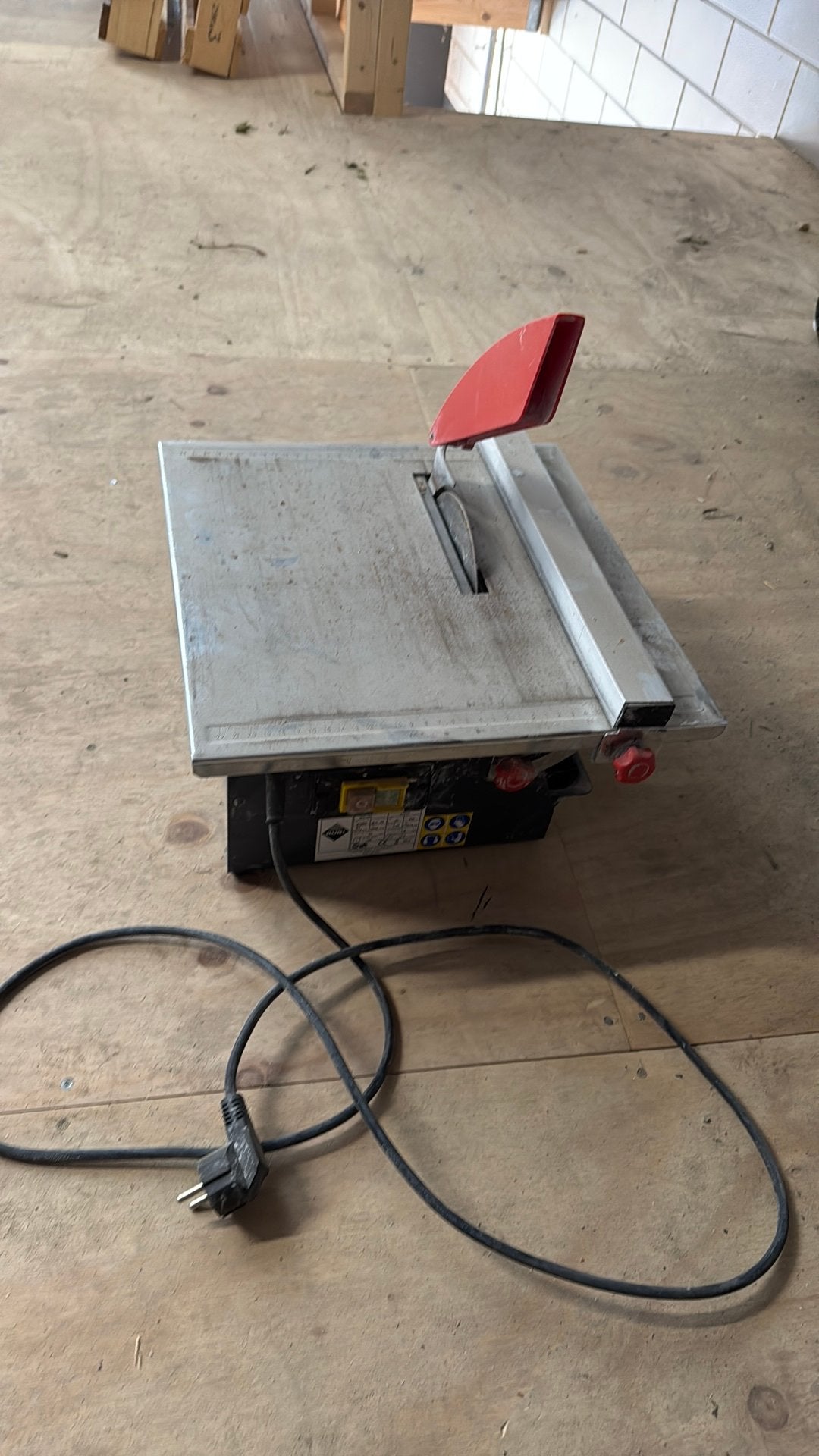 Rubi tegelzaag water gekoeld, Doe-het-zelf en Verbouw, Gereedschap | Zaagmachines, Ophalen, Zo goed als nieuw, 600 tot 1200 watt