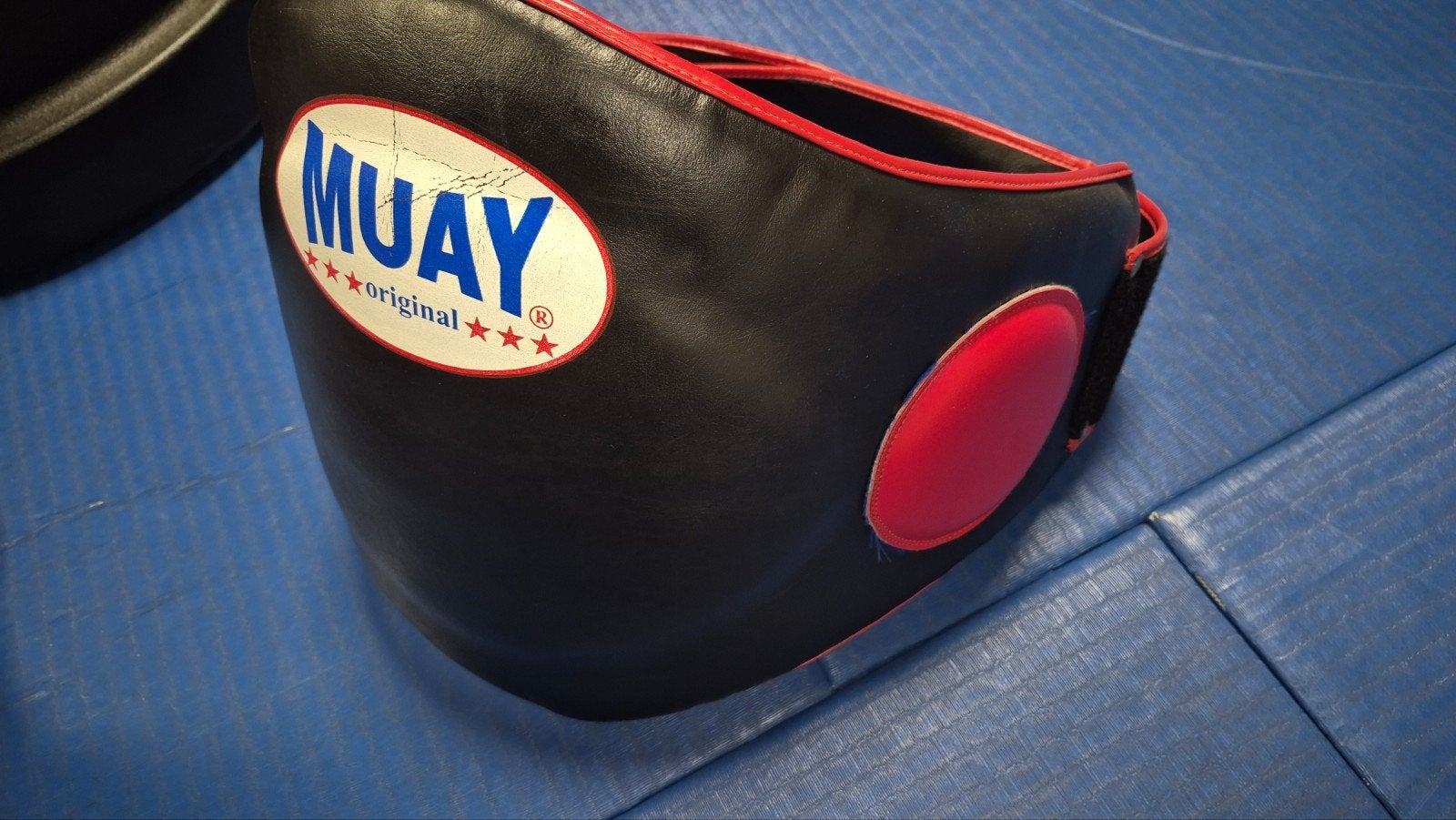 Muay Thai buikbeschermer - Zwart/Rood, Ophalen of Verzenden, Gebruikt, Overige, Vechtsportbescherming
