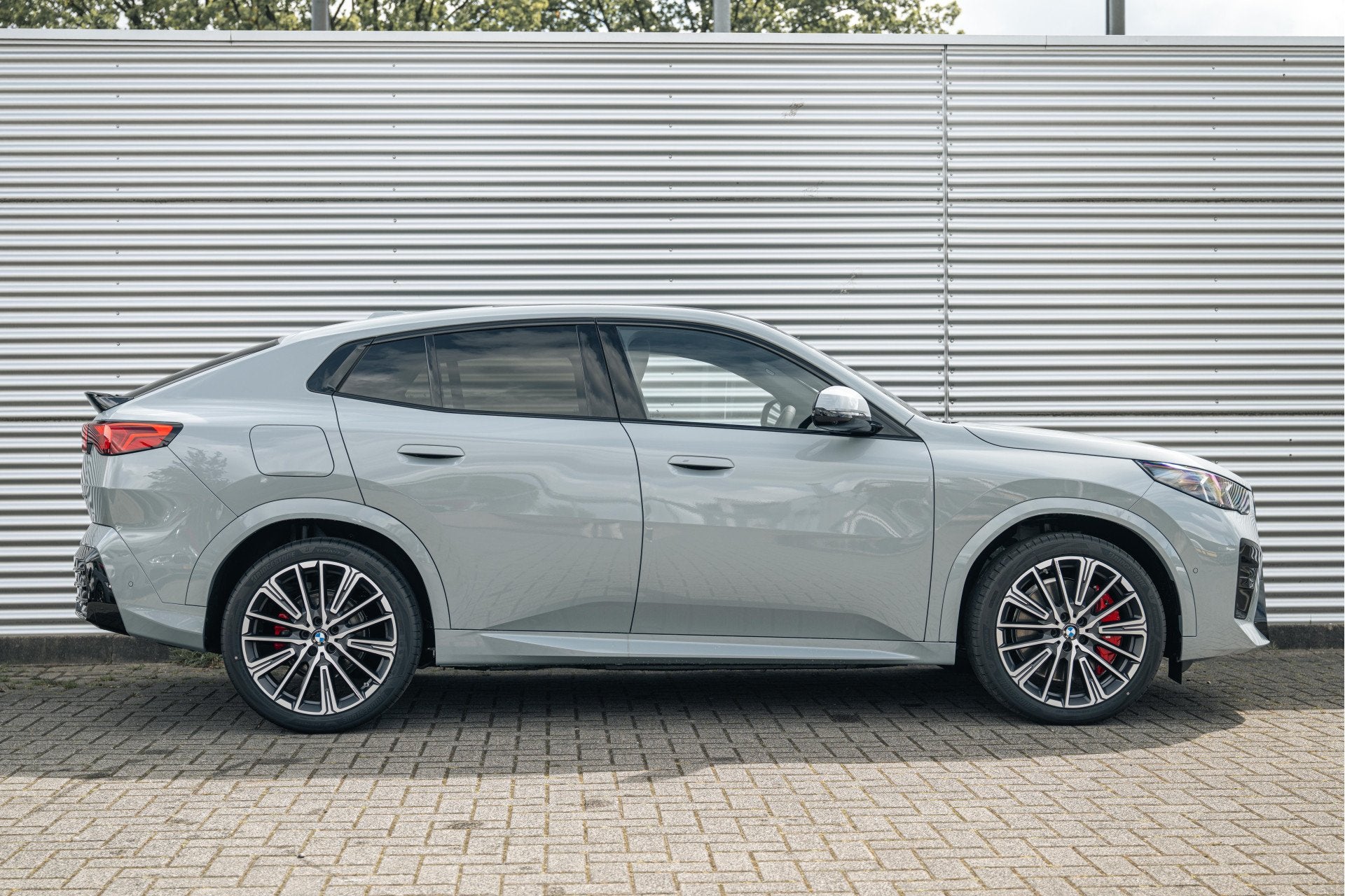BMW iX2 eDrive20 M Sport / Panoramadak / Sportstoelen / Adap, Auto's, BMW, Dealer onderhouden, IX2, Zwart, Leder