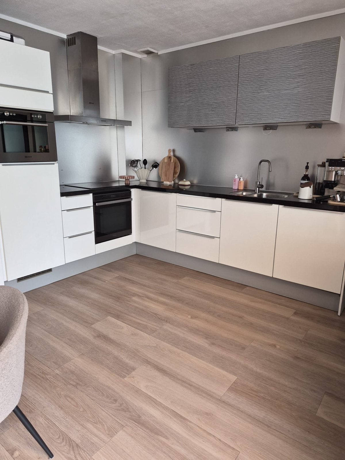 Moderne hoekkeuken met apparatuur (excl. vaatwasser), Huis en Inrichting, Ophalen, Gebruikt, Wit, Hoekkeuken