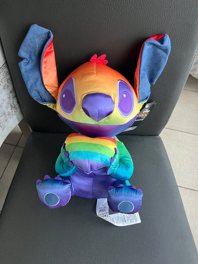Nieuwe Disney Store knuffel - Stitch Pride, Ophalen of Verzenden, Overige figuren, Nieuw, Knuffel