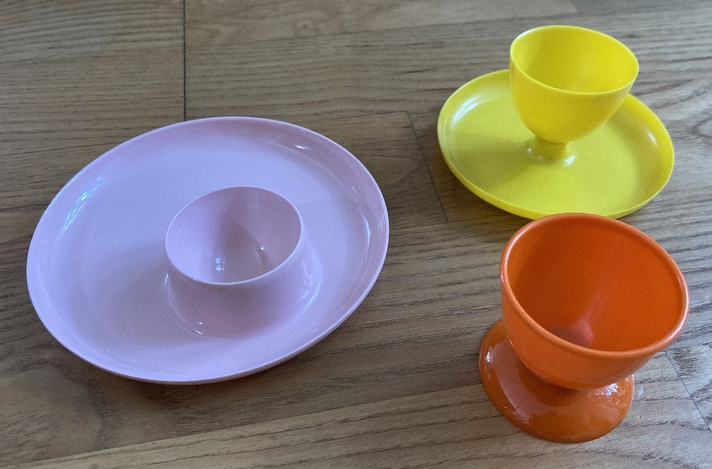 Eierdopjes kunststof 3 stuks roze oranje geel vintage, Overige typen, Ophalen of Verzenden, Gebruikt, Kunststof