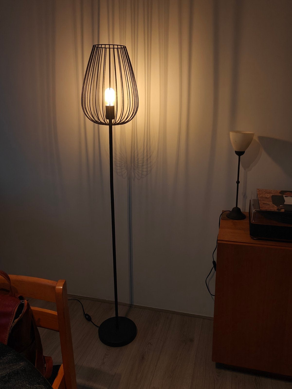 Stijlvolle zwarte vloerlamp met warm licht, 150 cm hoog, Ophalen, Gebruikt, Modern, Industrieel, E27 (groot)