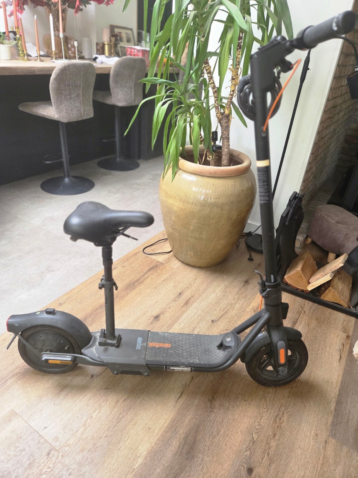 Ninebot Kickscooter F2 Plus E-step met zadel, Fietsen en Brommers, Steps, Ophalen, Zo goed als nieuw, Elektrische step (E-scooter)