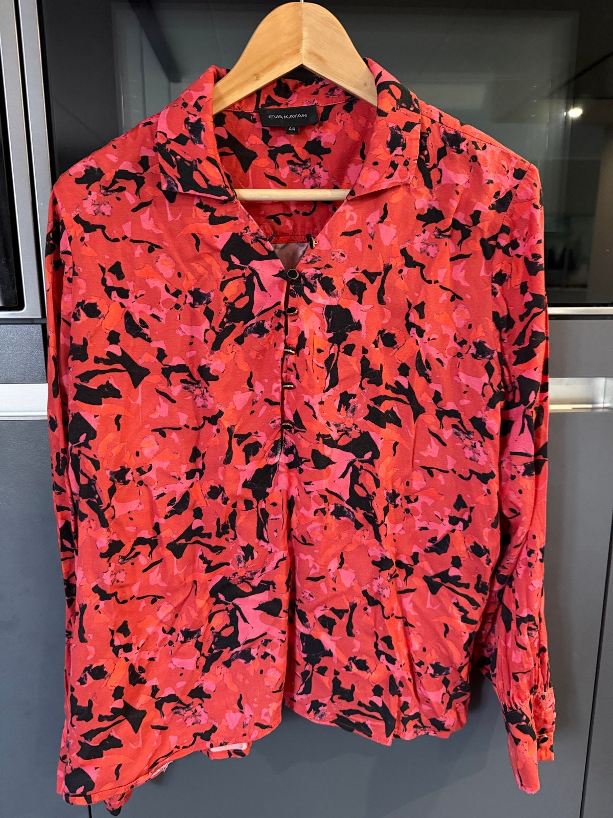 Nieuwe Eva Kayan blouse met warme kleuren en aparte knopen, Ophalen of Verzenden, Nieuw, Maat 42/44 (L), Meerkleurig