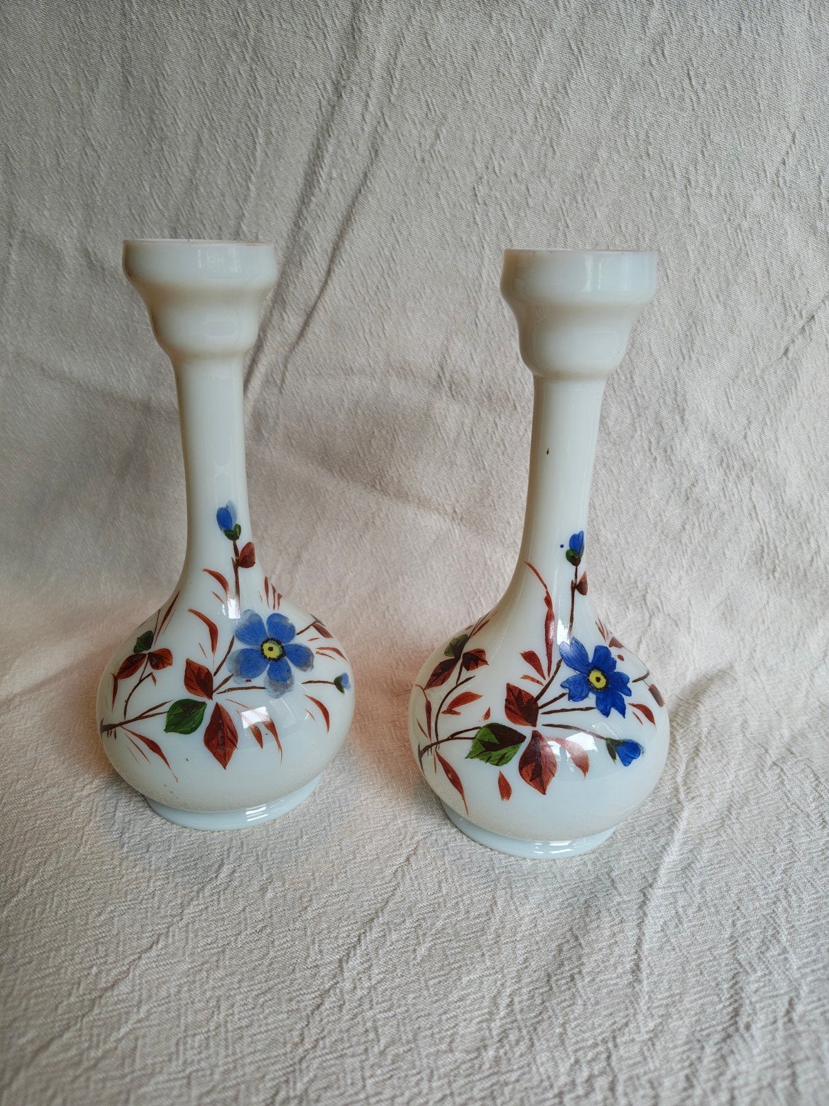 Set van 2 vintage melkglas vazen met bloemmotief, Antiek en Kunst, Ophalen of Verzenden