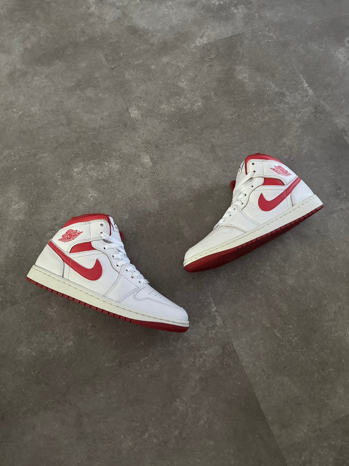 Air Jordan 1 Mid Dune Red - Nieuw - 41, Kleding | Heren, Schoenen, Wit, Nieuw, Ophalen of Verzenden, Sneakers of Gympen