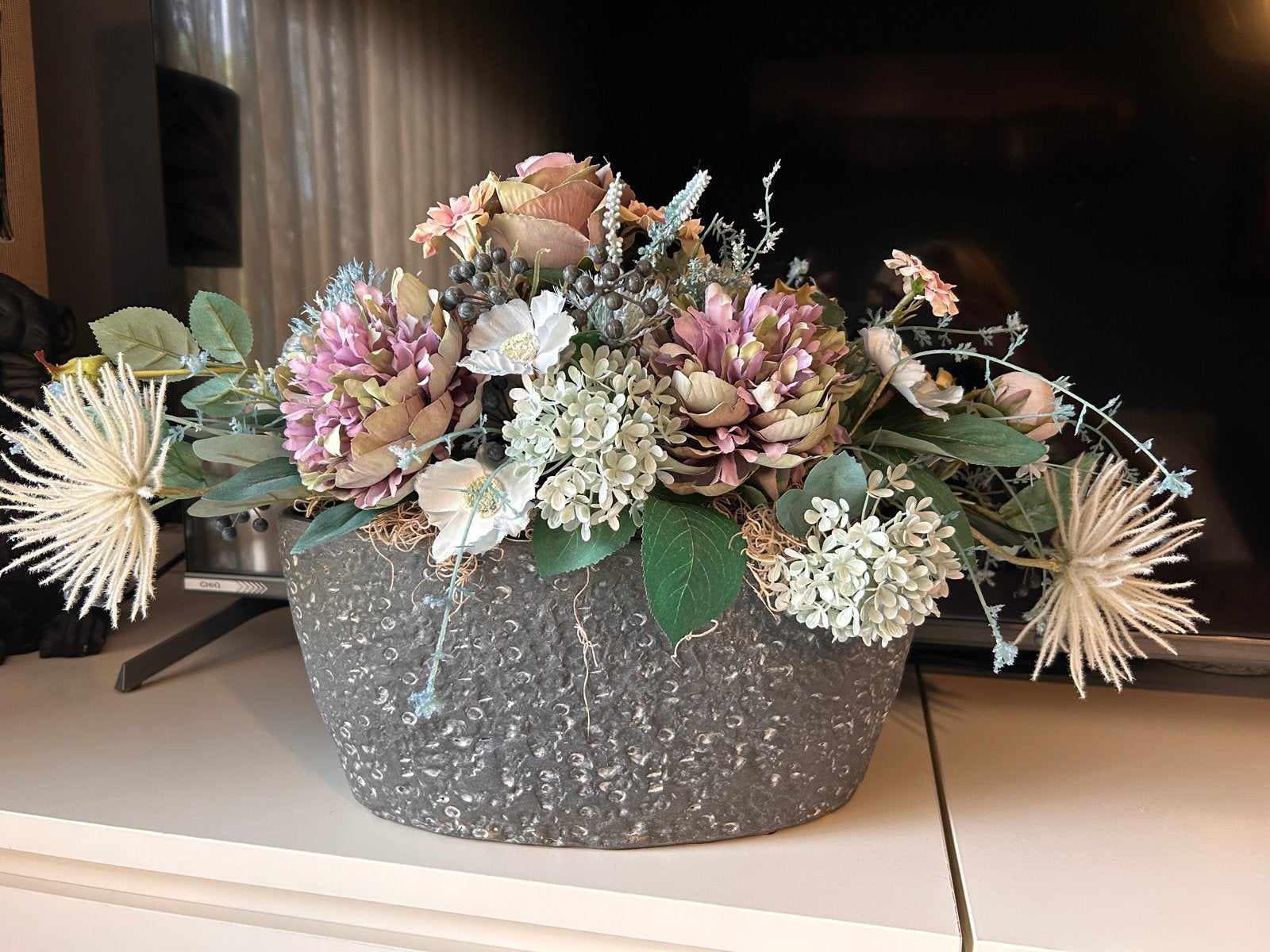 Ovaal bloemstuk in grijze pot - 57 cm lang, Ophalen, Overige materialen, Gebruikt, Meerkleurig
