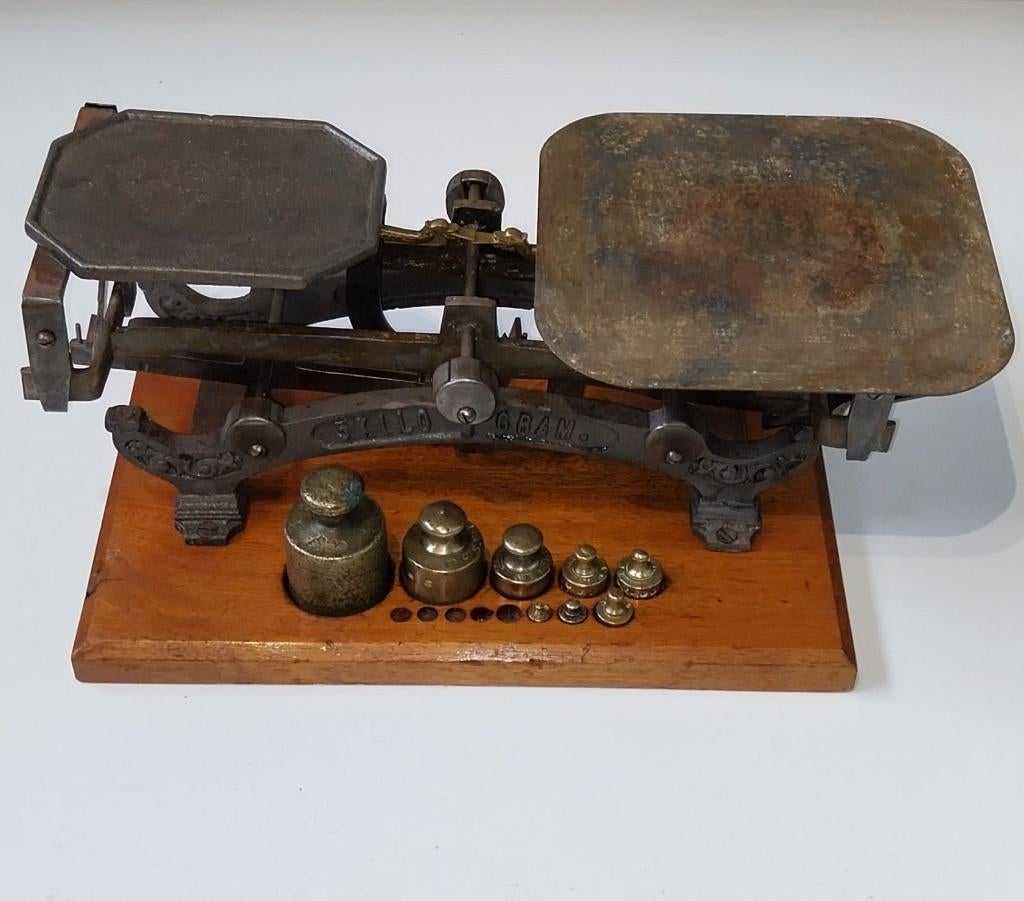 Antieke balansweegschaal 5 kg, met 8 messing gewichten, Ophalen of Verzenden