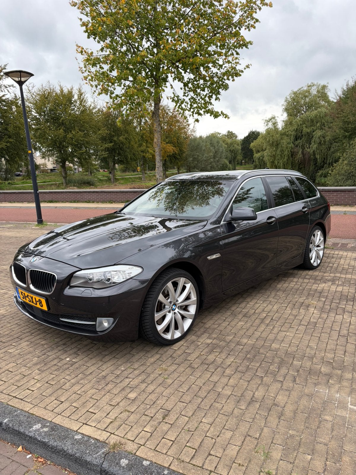 BMW 535i Touring | Panoramadak | CarPlay | HUD | Soft Close, Automaat, Achterwielaandrijving, Beige, 2000 kg