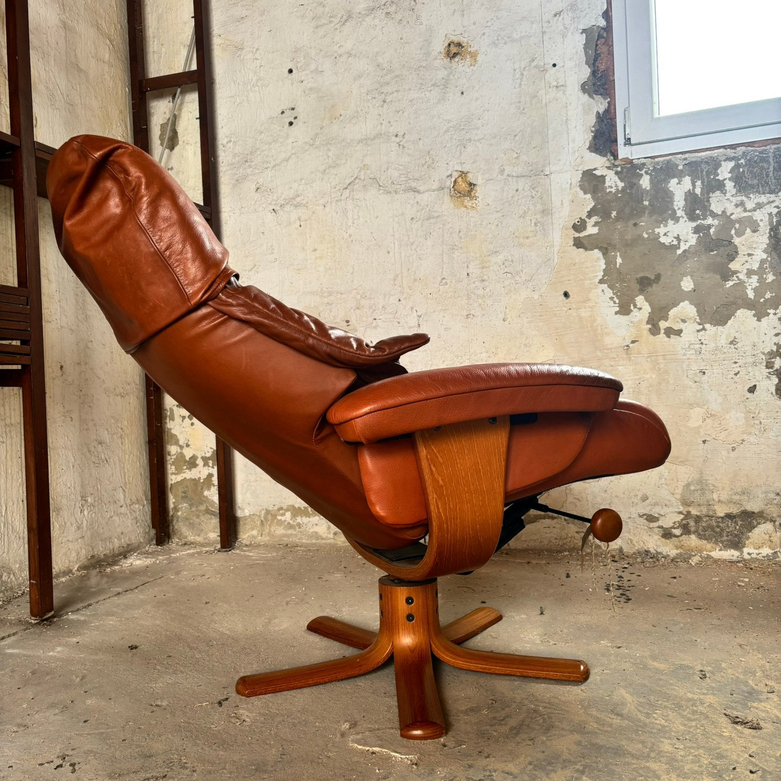 Vintage Scandinavische cognac leren draaifauteuil  G-Möbel, Huis en Inrichting, Fauteuils, Ophalen, Gebruikt, Minder dan 75 cm