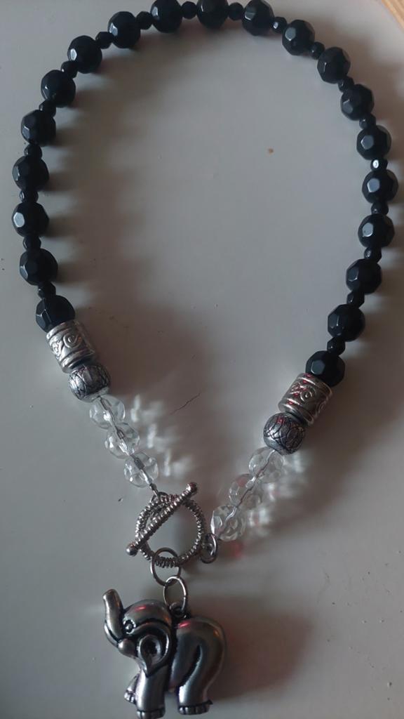 Zwarte kralenketting met olifant hanger - 46cm, Overige materialen, Gebruikt, Zwart, Ophalen of Verzenden