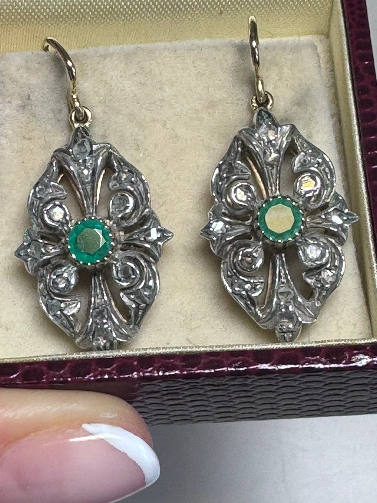 Royale antieke oorbellen met diamant en smaragd, Ophalen of Verzenden, Goud, Oorbellen, Met edelsteen