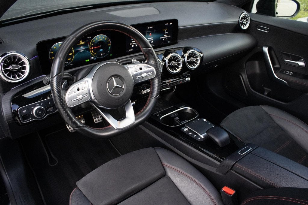 Mercedes-Benz A-klasse 250e AMG Line PANO CAMERA STOELVERWAR, Auto's, Mercedes-Benz, Gebruikt, 4 cilinders, Leder en Stof, Zwart