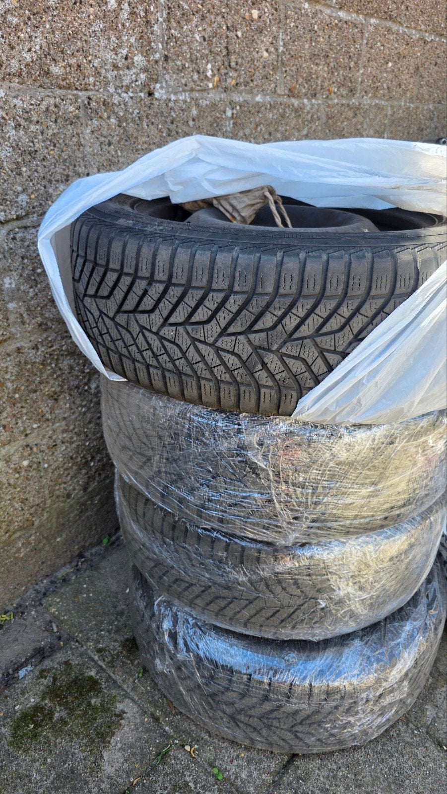 Winter tires 205/55 R16 with metal rims for sale., Auto-onderdelen, Banden en Velgen, Ophalen, 16 inch, Banden en Velgen, 205 mm