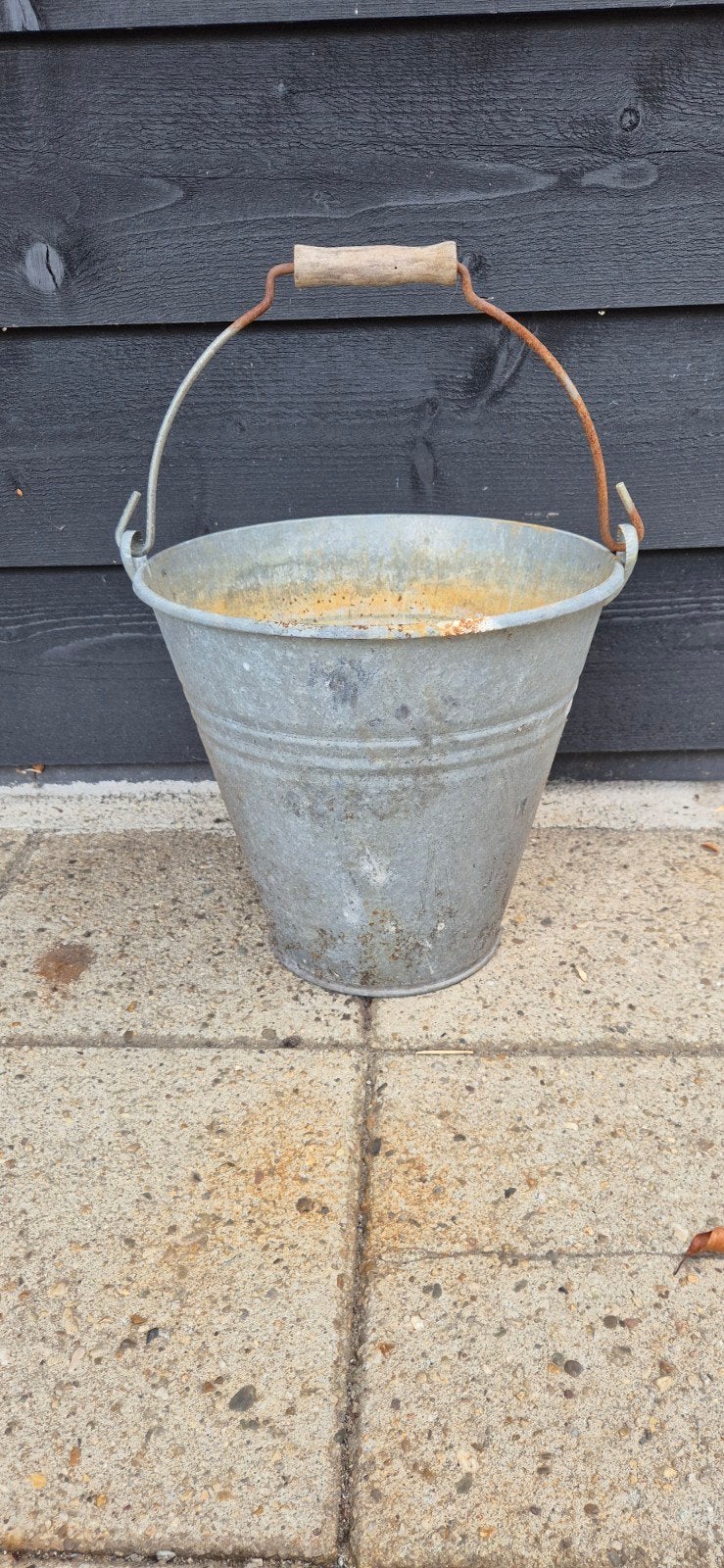 Oude zinken emmer met houten handvat – Brocante / Landelijk, Ophalen
