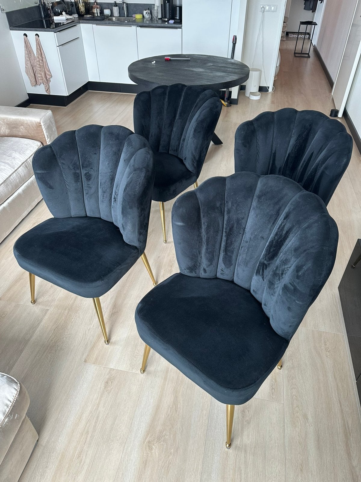 4 zwarte schelp stoelen met gouden poten, Huis en Inrichting, Stoelen, Ophalen, Gebruikt, Zwart, Vier
