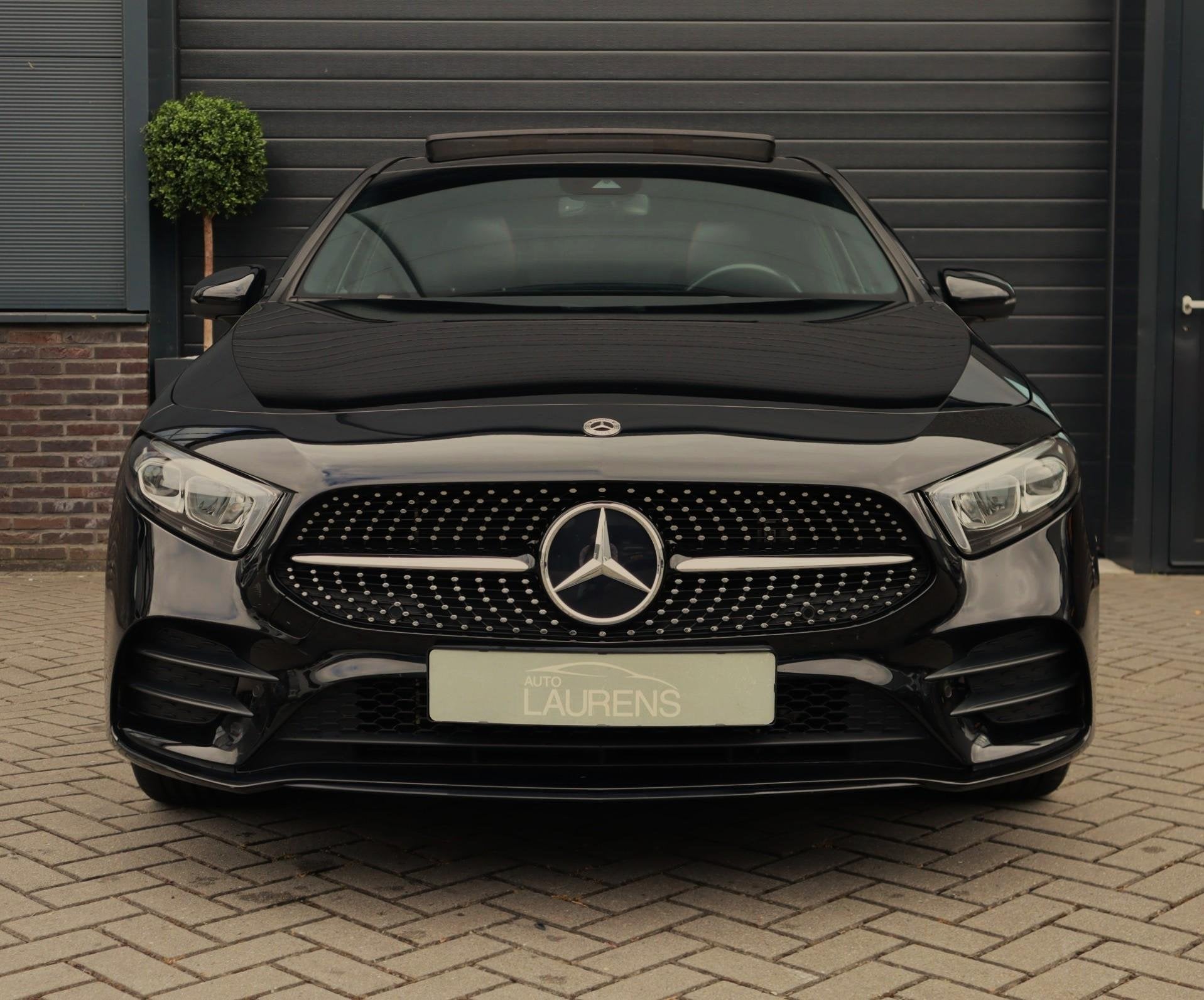 Mercedes-Benz A-klasse 250 e AMG Line | Pano | Camera | sfee, Auto's, Mercedes-Benz, Gebruikt, 16 kWh, Leder en Stof, Zwart