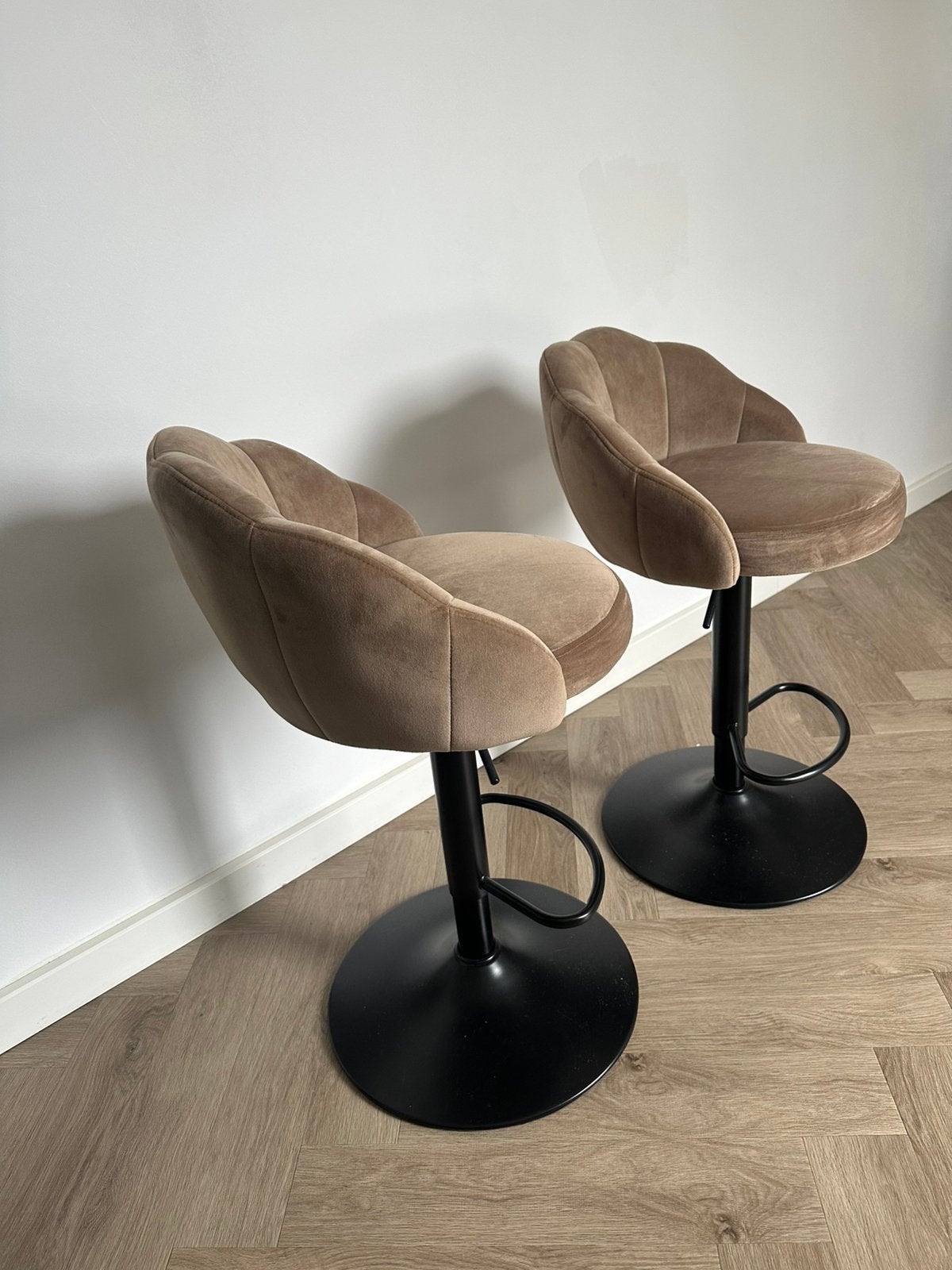 Velvet beige bar stoel, Huis en Inrichting, Barkrukken, 1 kruk, Ophalen of Verzenden, Zo goed als nieuw, 60 tot 90 cm