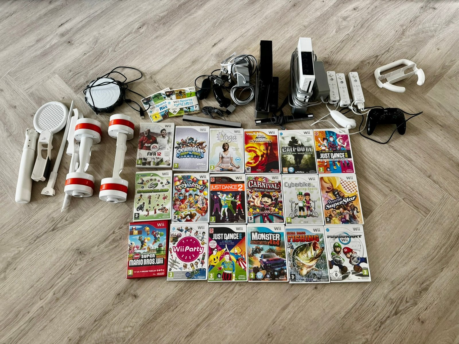 2x Wii met accessoires en 19 spellen, Ophalen of Verzenden, Gebruikt, Met 3 controllers of meer, Met stuurtje