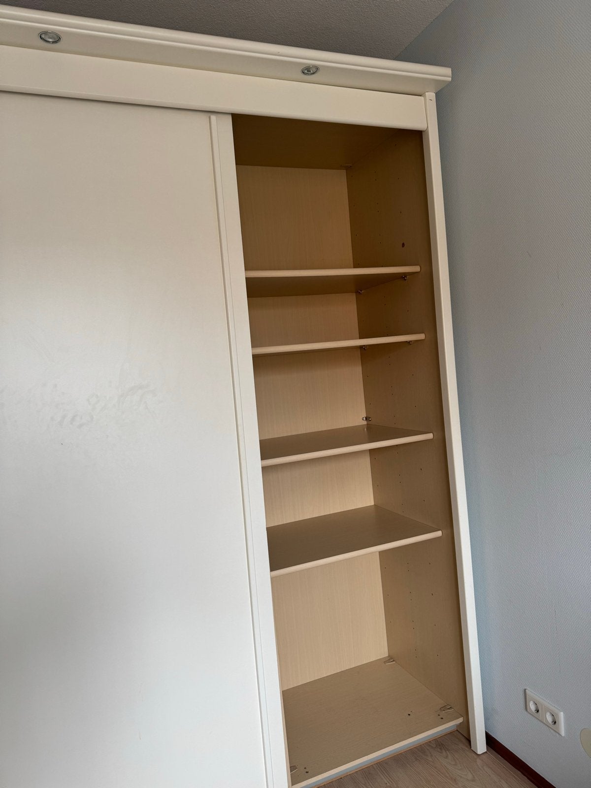 Witte kledingkast met schuifdeuren en spiegel, Ophalen, Met plank(en), Gebruikt, 100 tot 150 cm