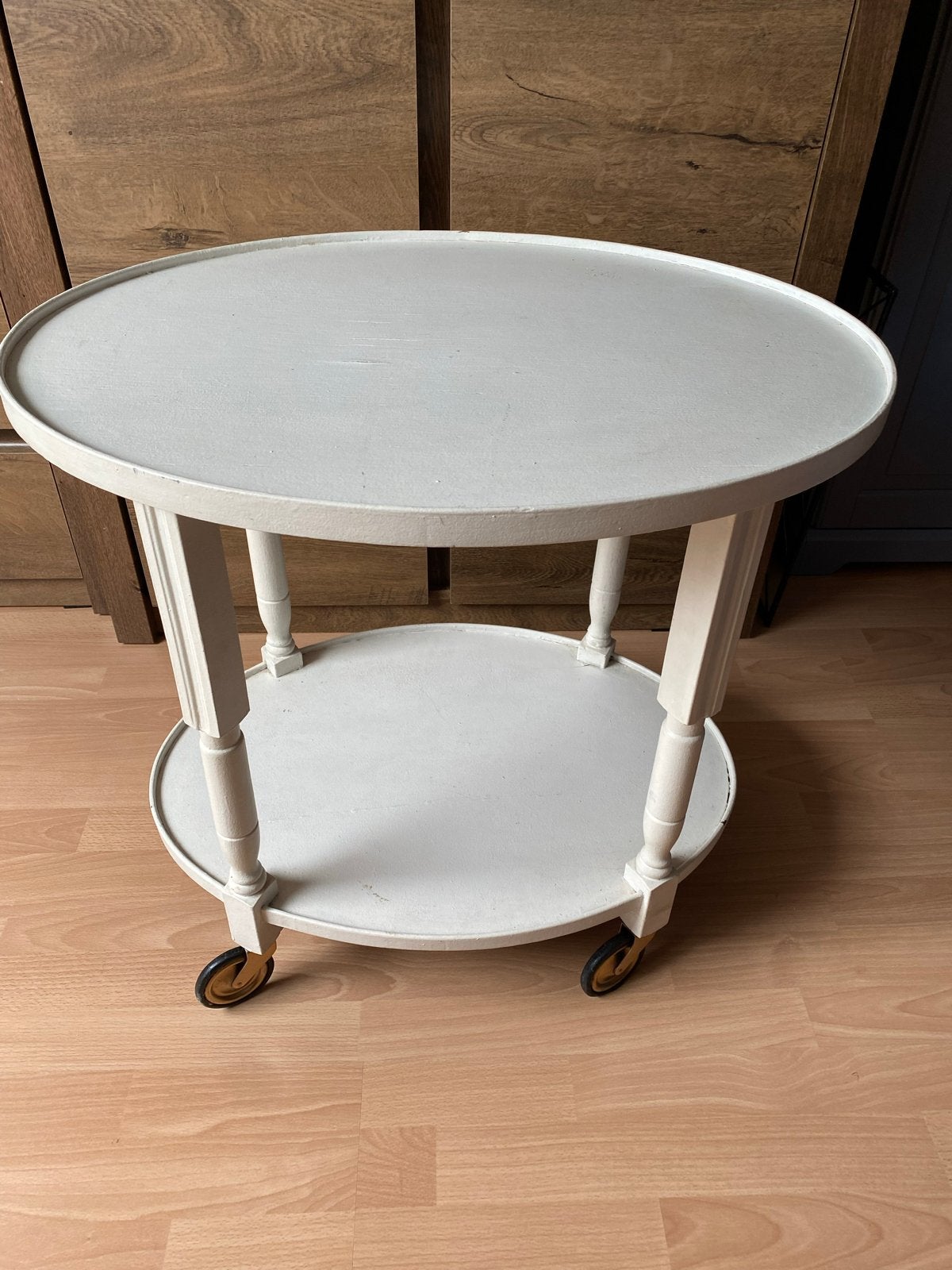 Vintage bijzettafel op wieltjes - Crème wit, Huis en Inrichting, Ophalen, Gebruikt, Rond, 55 tot 75 cm