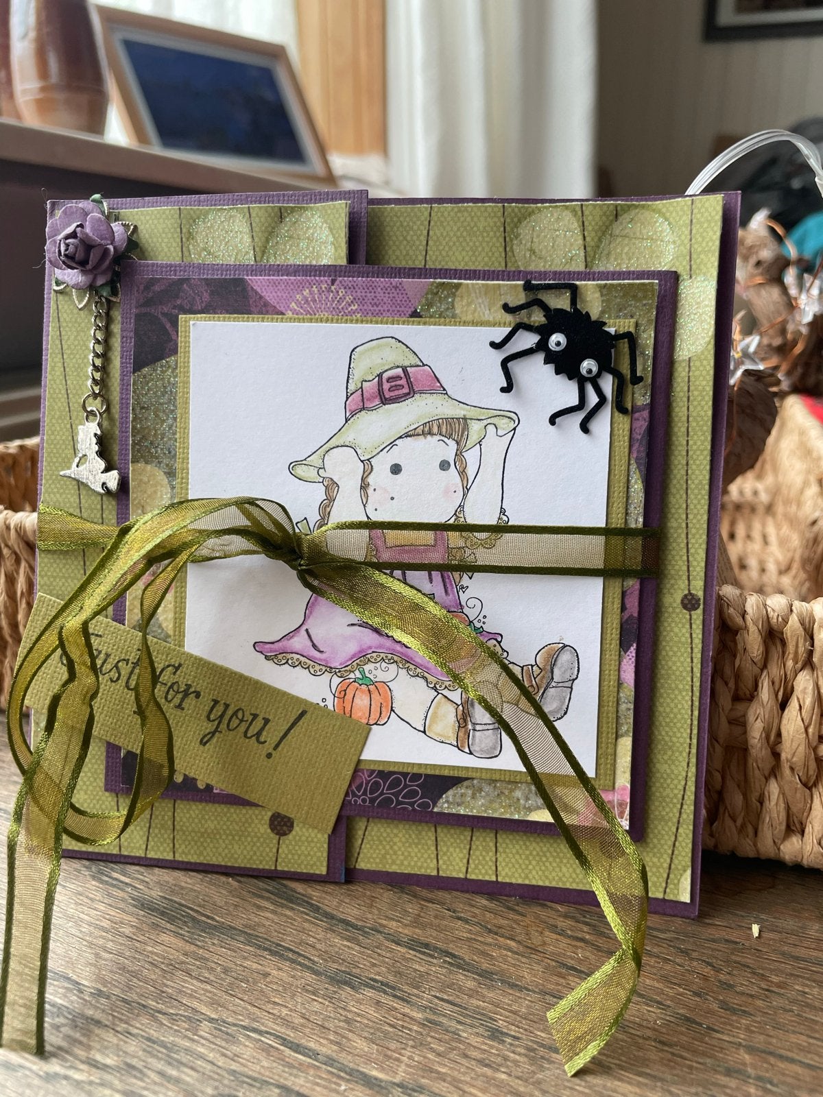 Handgemaakte Halloween kaart met heksje en spin scrapkaart, Nieuw, Meerkleurig, Ophalen of Verzenden, Papier of Karton