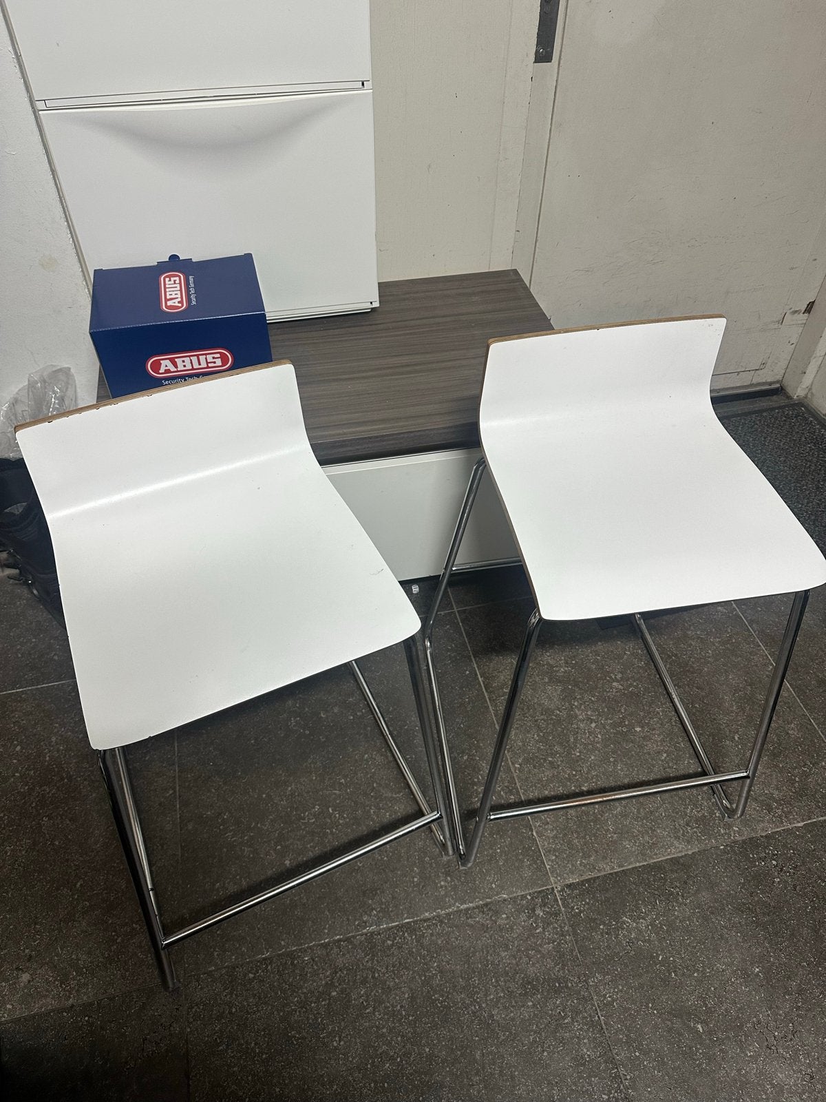 Twee witte barkrukken - IKEA Sebastian, Ophalen, Kunststof, Gebruikt, 60 tot 90 cm