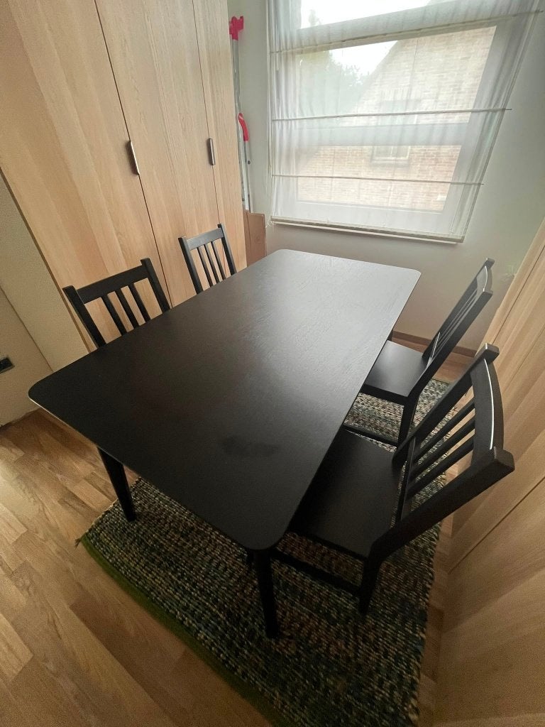 LISABO eettafel zwart hout + 4 stoelen – zo goed als nieuw, Ophalen, 100 tot 150 cm, 50 tot 100 cm, Zo goed als nieuw