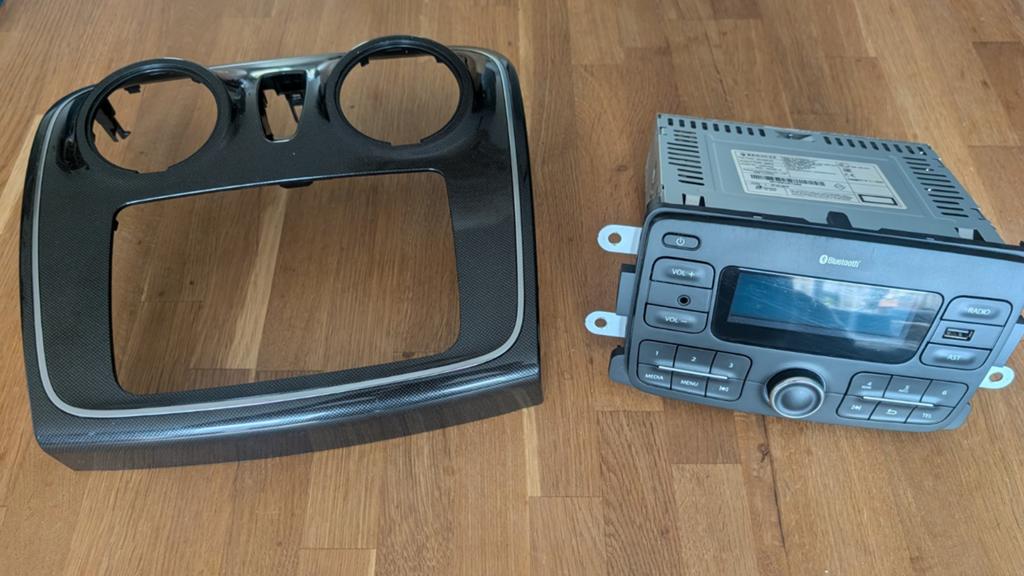 Originele Dacia / Renault Bluetooth Radio USB + Frontje, Auto diversen, Ophalen of Verzenden, Zo goed als nieuw