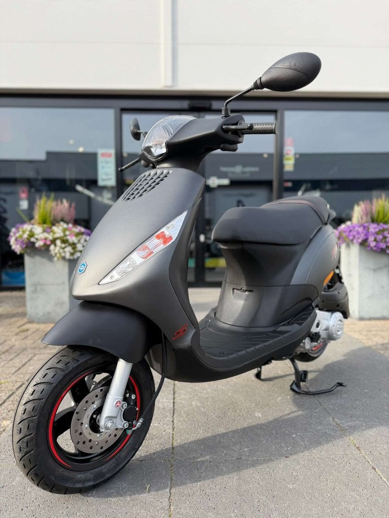 Piaggio Zip 45 KM E5 NIEUW op=op, Fietsen en Brommers, Niet ingevuld, Maximaal 45 km/u, Zip, Niet ingevuld