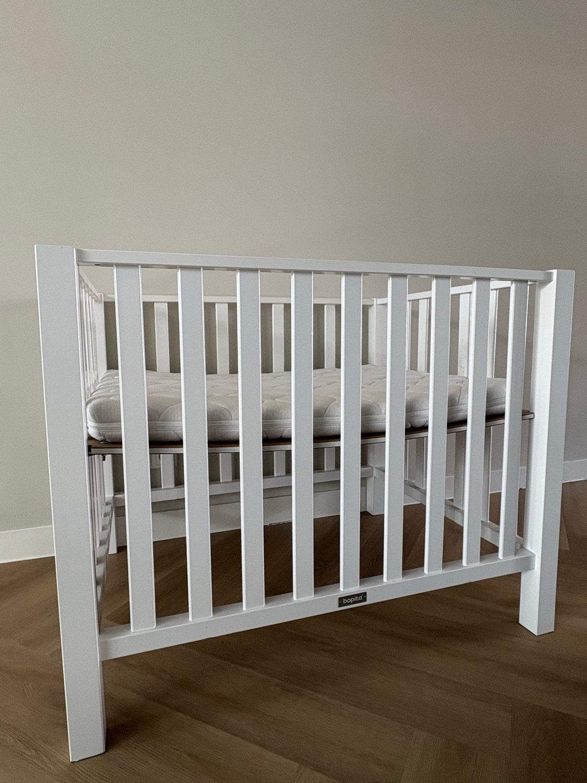 Witte Bopita box met matras - Zo goed als nieuw, Kinderen en Baby's, Boxen, Ophalen, Zo goed als nieuw, Rechthoekig, In hoogte verstelbaar