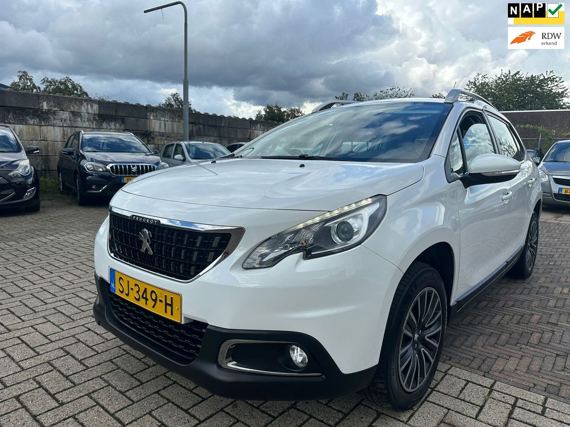 Peugeot 2008 1.2 PureTech Active AIRCO/ NAVI/ TREKHAAK!, Voorwielaandrijving, Stof, Origineel Nederlands, Bedrijf