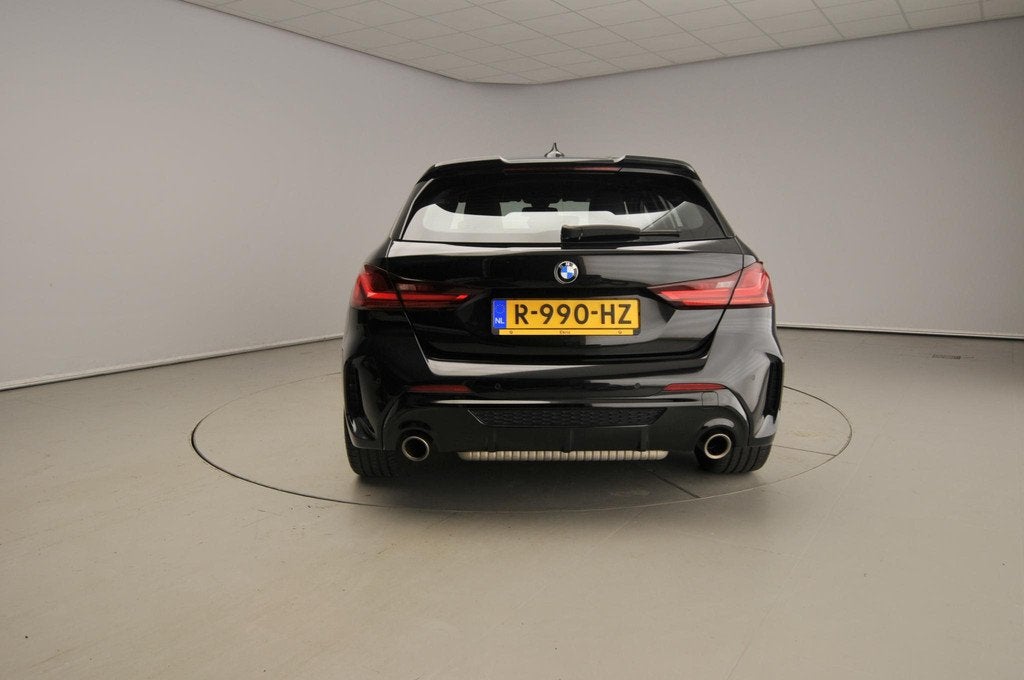 BMW 1 Serie 5-deurs M135i xDrive M-Sportpakket | LED | HUD |, Auto's, BMW, Stof, Gebruikt, 4 cilinders, Zwart