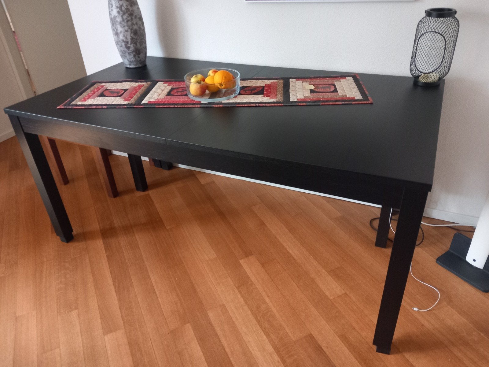 Uitschuifbare zwarte eettafel, Huis en Inrichting, Tafels | Eettafels, Ophalen, Gebruikt, Modern, functioneel, 50 tot 100 cm