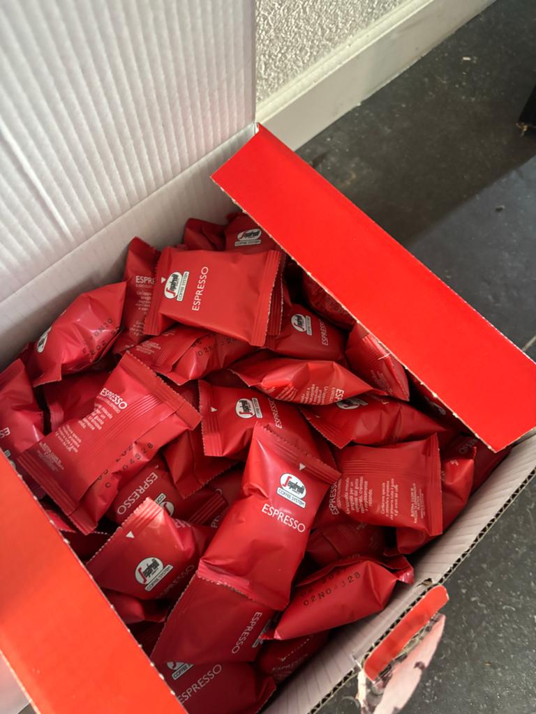 Segafredo Espresso 1 Plus Koffiemachine met 150 cups, Ophalen, Koffiepads en cups, Espresso apparaat, Zo goed als nieuw