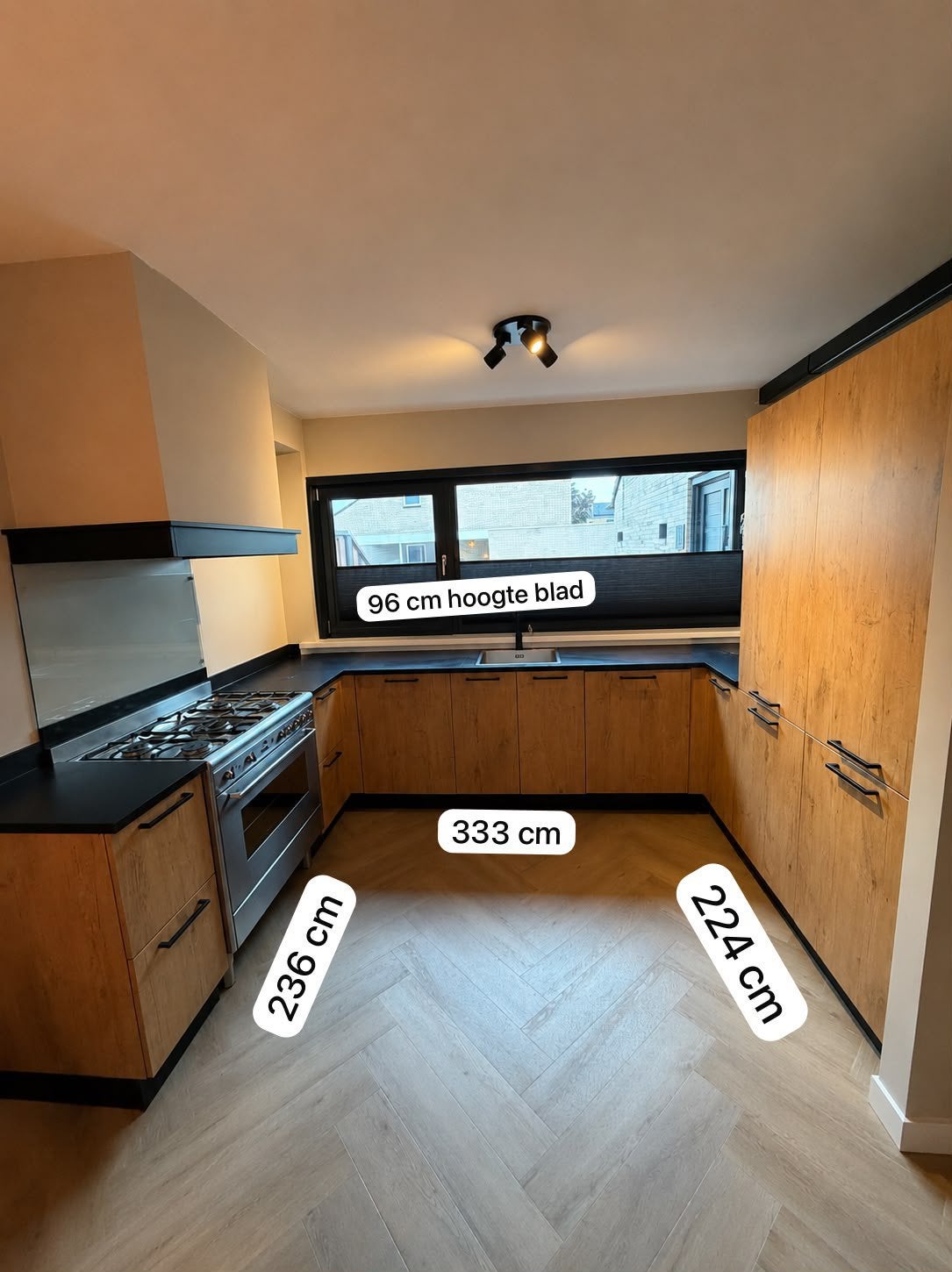 Foto 3 van Rustiek eiken U keuken met gasoven en koel/vriescombinatie
