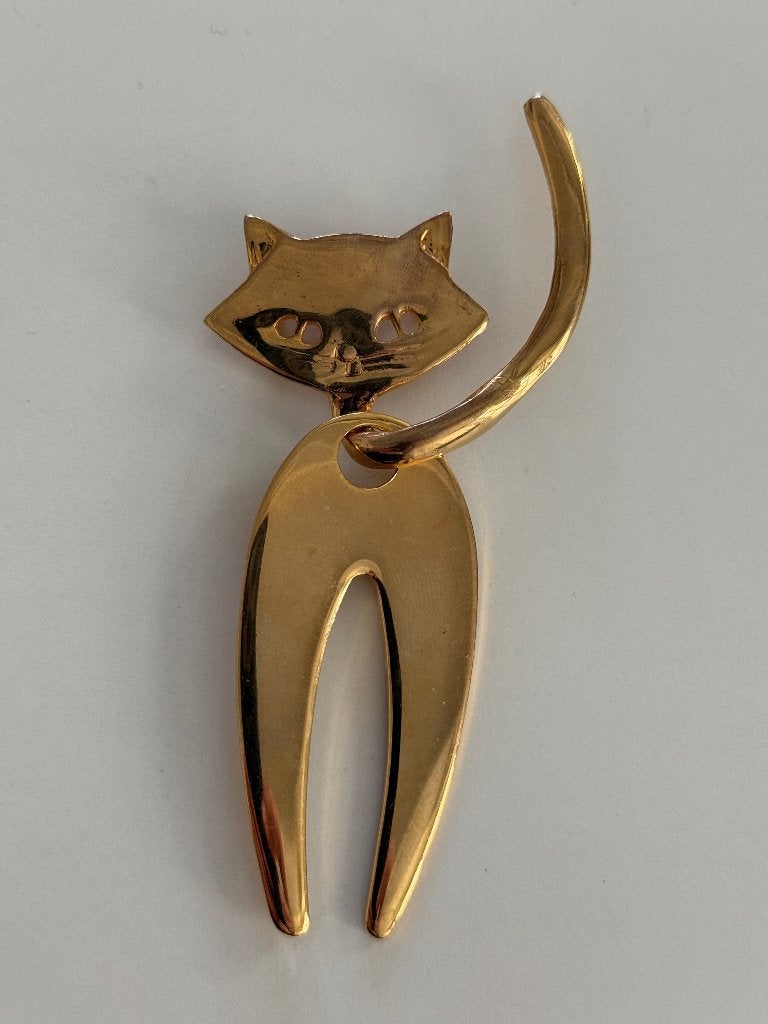 Speelse metalen broche van een messing kat tweedelig, 10 cm of meer, Overige materialen, Ophalen of Verzenden, Zo goed als nieuw