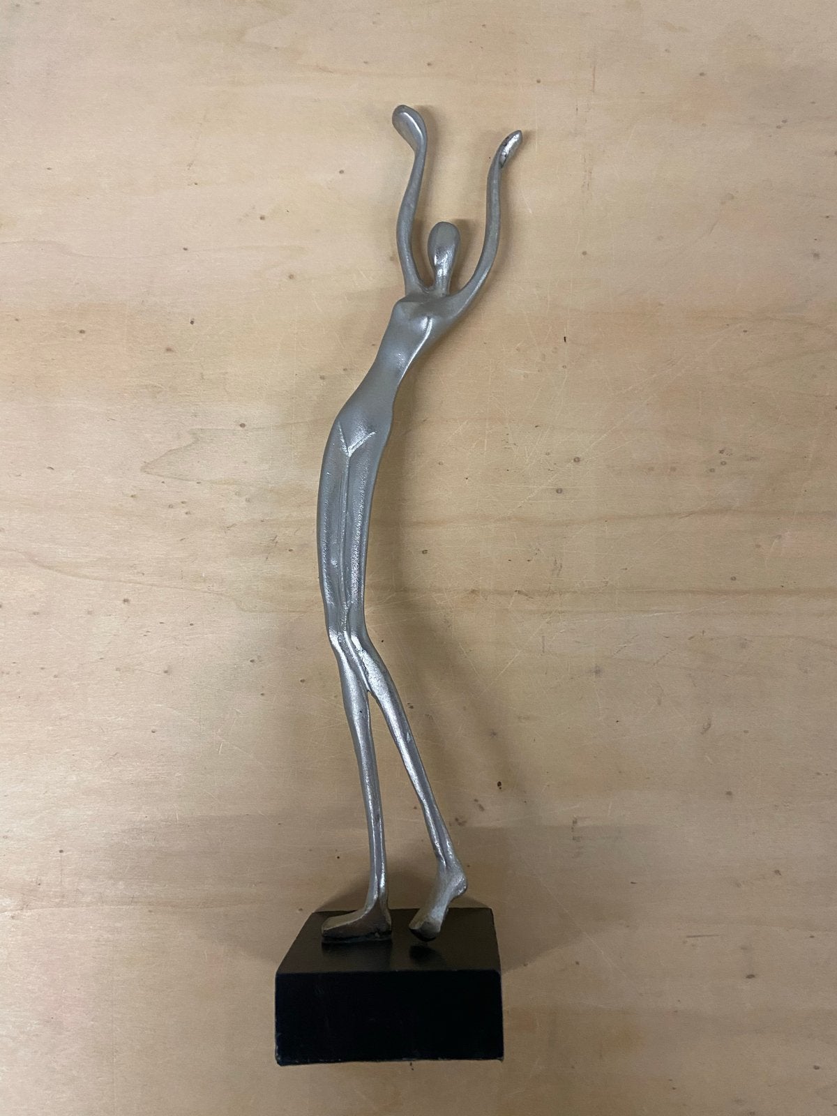 Moderne metalen sculptuur van dansende vrouw op sokkel, Antiek en Kunst, Zilver, Ophalen of Verzenden, 20 - 50 cm, Op sokkel
