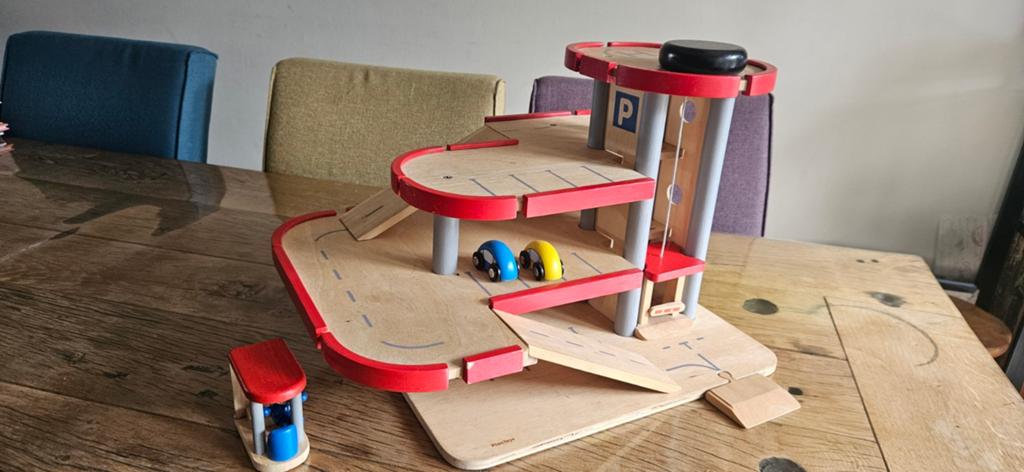 PlanToys Houten Speelgarage met Accessoires, Ophalen of Verzenden, Zo goed als nieuw, Overige typen