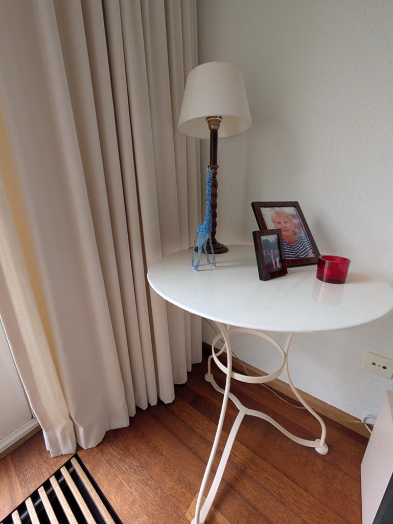 Sfeervol wit ijzeren bijzettafeltje – brocante stijl, Ophalen, Gebruikt, Rond, 55 tot 75 cm